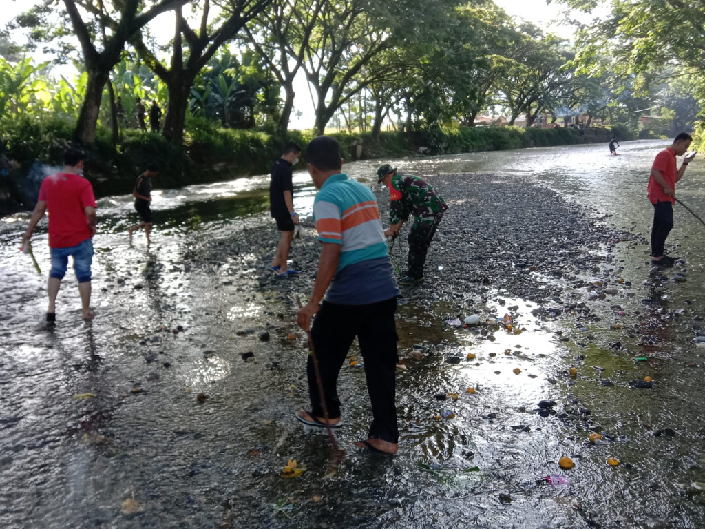 Gotong royong bersama di sungai lawe bulan 